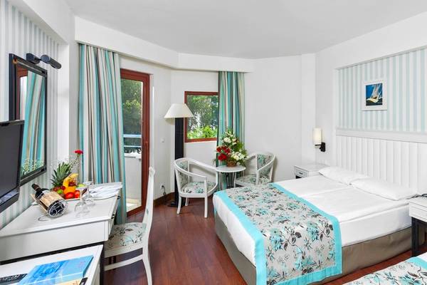 Doppelzimmer im Monachus Hotel & Spa mit zwei Betten, Schreibtisch, Stühlen und Balkon
