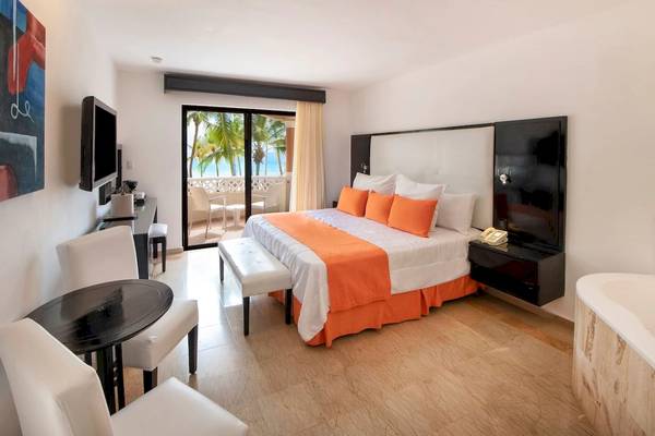 Zimmer im Viva Wyndham Dominicus Palace mit Blick auf den Balkon und das Meer