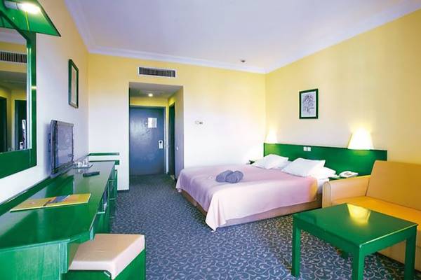 Hotelzimmer im Miramare Beach Hotel mit gelb und grüner Inneneinrichtung