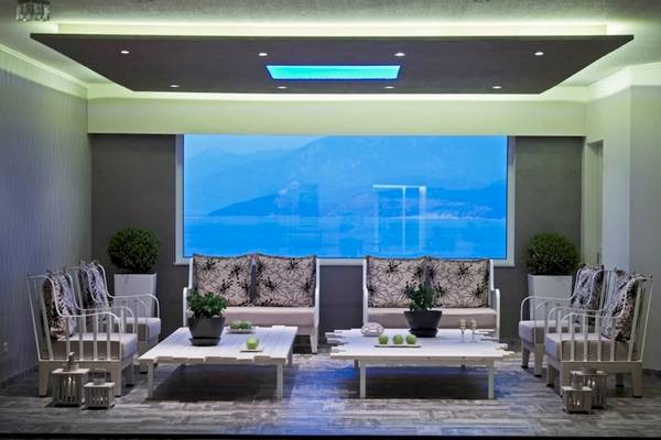 Lounge Bereich im Proteas Blu Resort mit Ausblick auf das Meer
