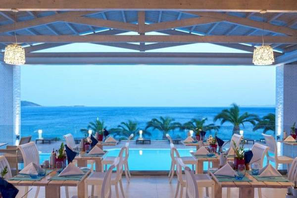 Restaurant im Proteas Blu Resort mit Blick auf das Meer und einen Swimmingpool.