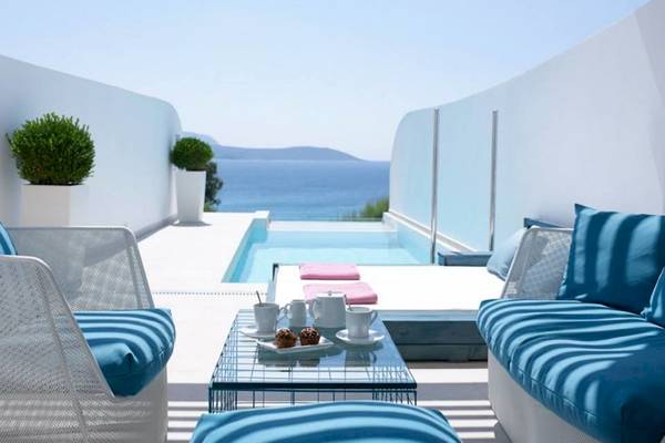 Terrasse im Proteas Blu Resort mit Blick auf das Meer und einem Swimmingpool.