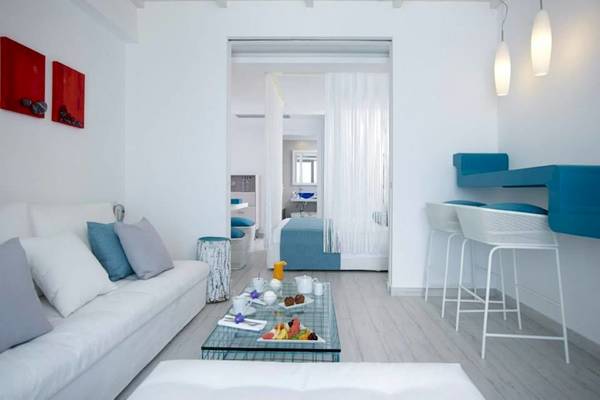 Einrichtung des Proteas Blu Resorts mit Wohnzimmer, Couch, Tisch und Frühstücksplatte.
