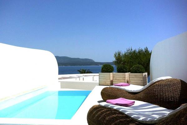 Terrasse des Proteas Blu Resorts mit Blick auf den Pool und das Meer.