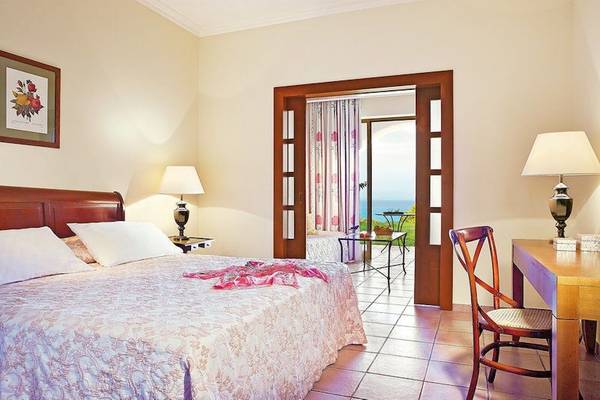 Doppelbettzimmer im Grecotel Olympia Oasis Aqua Park Hotel mit Blick auf das Meer.