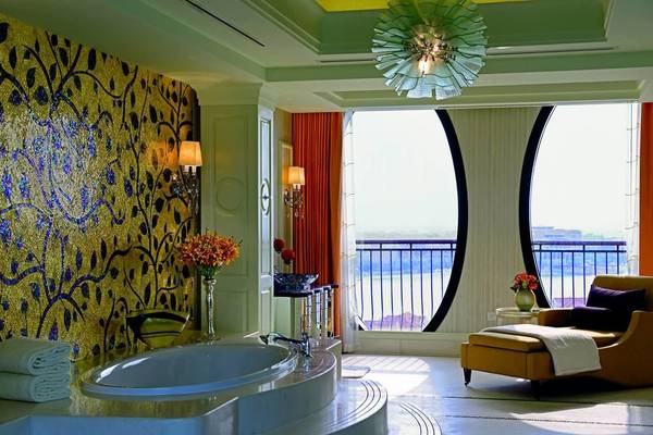 Luxuriöses Badezimmer mit Badewanne, Ausblick auf den Kanal und eleganter Inneneinrichtung im Ritz Carlton Abu Dhabi.