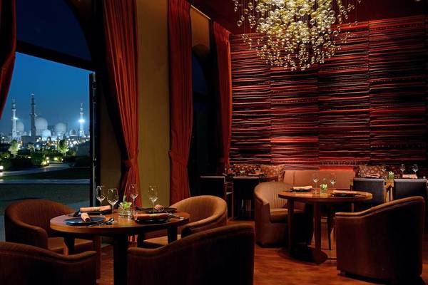 Innenansicht des Restaurants des Ritz Carlton Abu Dhabi Grand Canal mit Blick auf die Sheikh Zayed Grand Mosque.