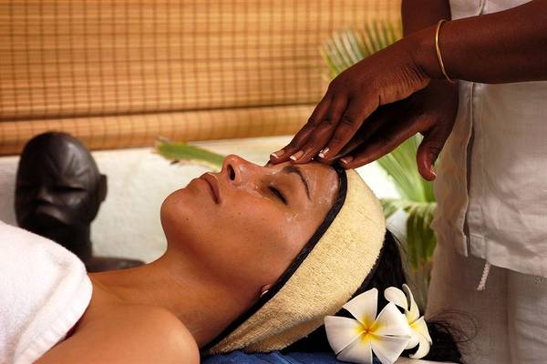 Frau erhaelt eine Gesichtsmassage im Bluebay Beach Resort & Spa.