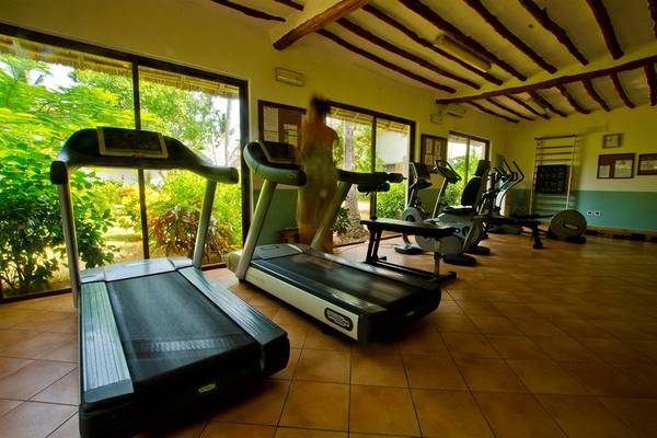 Fitnesscenter im Bluebay Beach Resort & Spa mit Laufbändern und anderen Geräten.