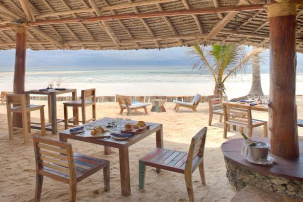 Restaurant im Bluebay Beach Resort & Spa mit Blick auf den Strand