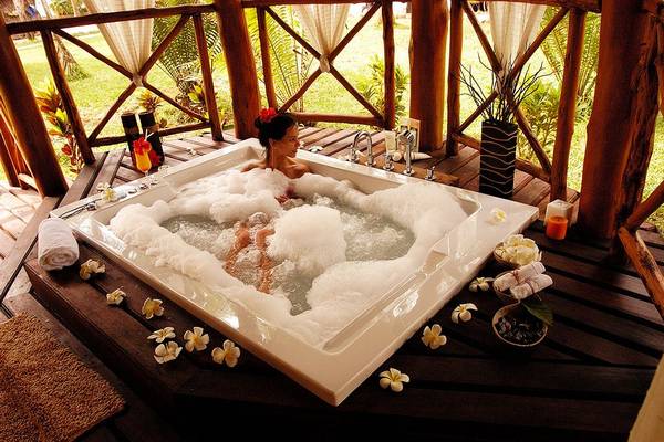 Frau genießt ein Bad in einem Whirlpool im Bluebay Beach Resort & Spa.