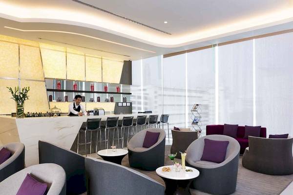 Lobby-Lounge des Mercure Bangkok Siam Hotels mit Bar und Sitzmöbeln.