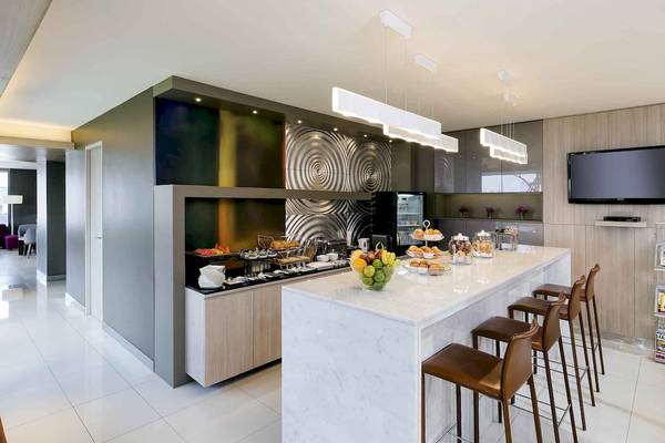 Innenbereich des Mercure Bangkok Siam Hotels mit Frühstücksbereich und Marmortheke.