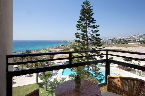 Aussicht vom Balkon des Venus Beach Hotels auf das Meer und den Pool