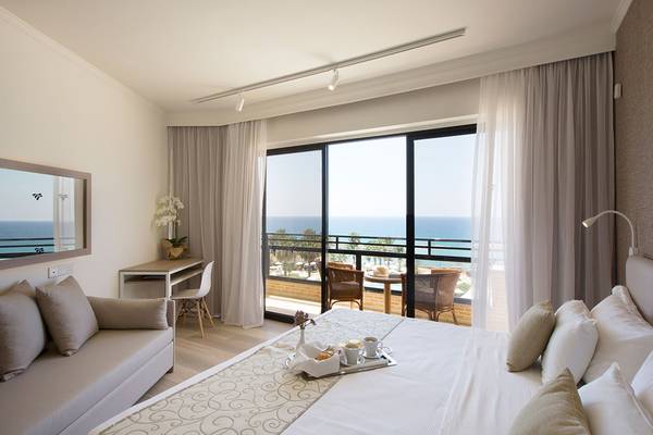 Innenansicht eines Venus Beach Hotel Zimmers mit Blick auf das Meer.