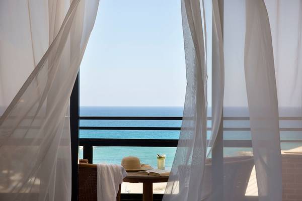 Blick aus dem Balkon des Venus Beach Hotels auf das Meer