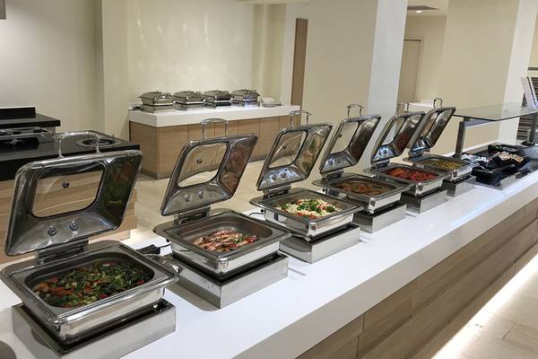 Buffet-Tisch im Aphrodite Beach Club Hotel mit verschiedenen Speisen in Silberschüsseln.