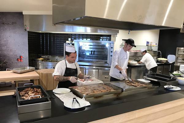 Das Küchenteam des Aphrodite Beach Club bereitet Essen zu.