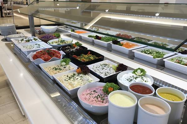 Buffet im Aphrodite Beach Club Hotel mit verschiedenen Salaten und Dips.