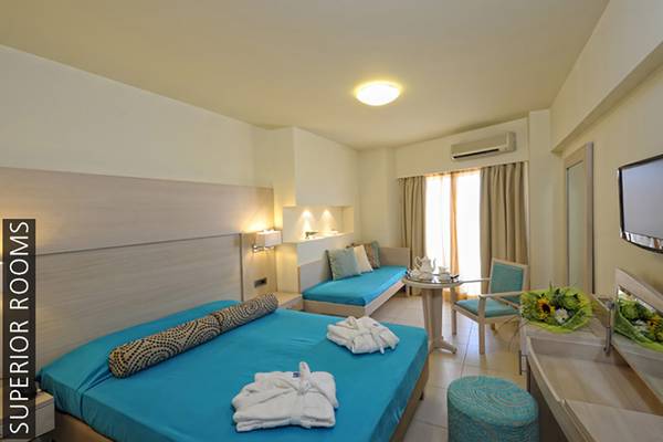 Superior Zimmer im Aphrodite Beach Club Hotel mit zwei Betten, Tagesbett, Tisch und Fernseher.