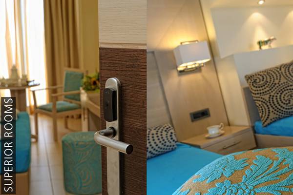 Innenansicht eines Superior Zimmers im Aphrodite Beach Club mit moderner Einrichtung und bequemen Betten.