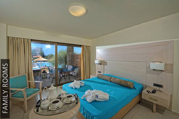 Familienzimmer im Aphrodite Beach Club mit Blick auf den Pool.