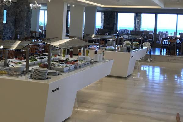 Buffetbereich im Aphrodite Beach Club Hotel mit vielen Speisen und Meeresblick.
