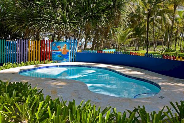 Außenpool des Iberostar Costa Dorada Hotels, umgeben von bunten Zäun und Pflanzen