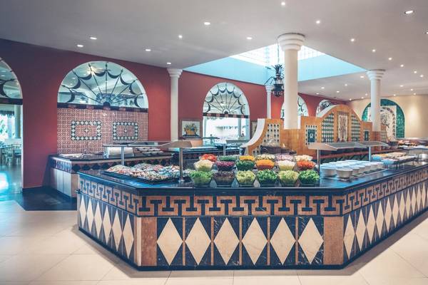 Buffetbereich im Iberostar Costa Dorada Hotel mit verschiedenen Speisen und buntem Dekor.