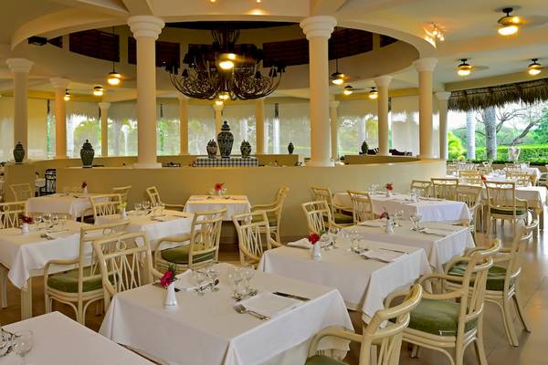 Restaurant des Iberostar Costa Dorada Hotels mit vielen gedeckten Tischen und Stühlen.