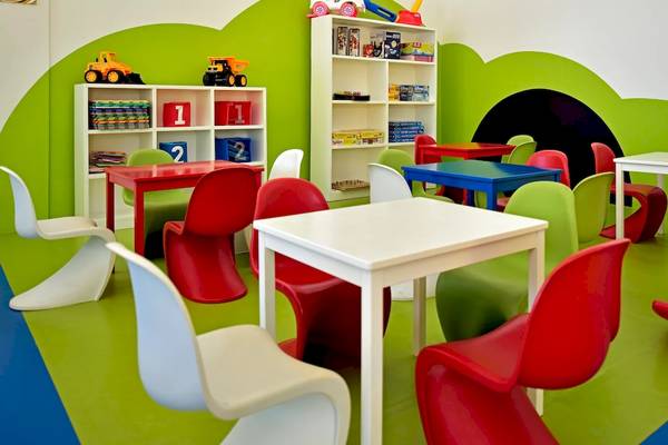 Kinderspielzimmer im Iberostar Costa Dorada Hotel mit bunten Möbeln und Spielzeug.