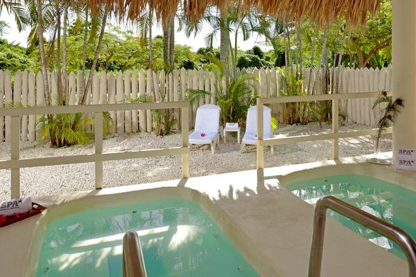 Spa-Bereich auf der Terrasse im Iberostar Costa Dorada Hotel mit zwei Loungestühlen und zwei Whirlpools.
