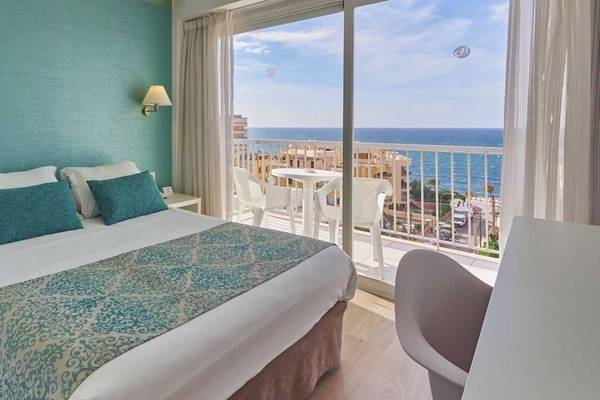 Hotelzimmer im BQ Apolo mit Meerblick und Balkon.