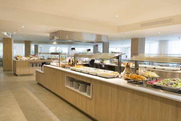 Buffet im HSM Linda Playa Hotel mit verschiedenen Speisen und Köchen im Hintergrund.