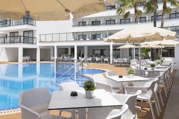 Außenbereich des HSM Linda Playa Hotels mit Swimmingpool und weißen Möbeln.
