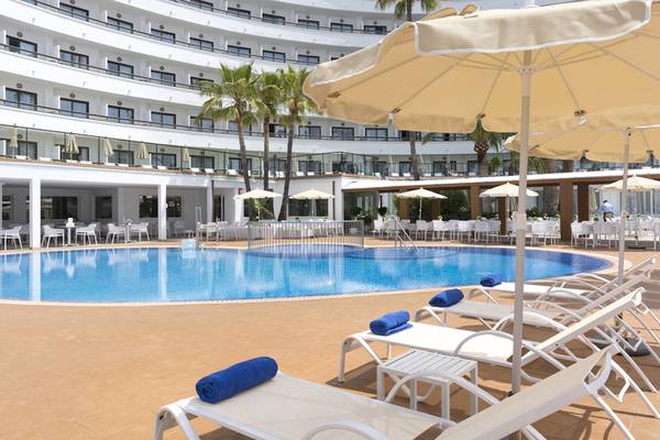 Außenpoolbereich des HSM Linda Playa Hotels mit Liegen, Sonnenschirmen und Gebäude im Hintergrund