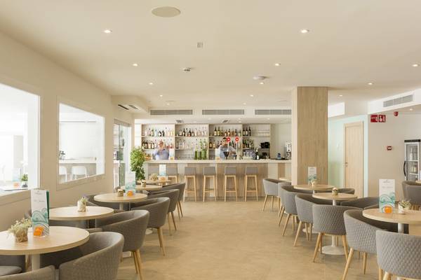 Innenansicht der Bar im HSM Linda Playa Hotel mit Sitzgelegenheiten und Tresen