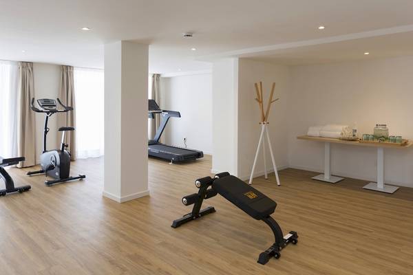 Fitnessbereich im HSM Linda Playa Hotel mit Laufband, Fahrradtrainer und Liegebank.