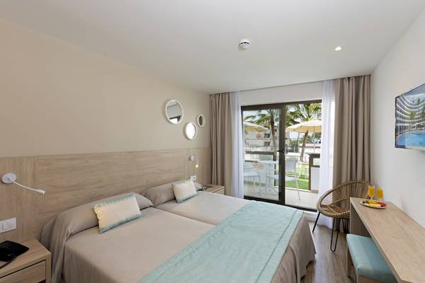 Doppelzimmer im HSM Linda Playa Hotel mit Blick auf den Pool und Balkon.