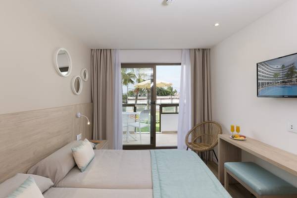 Innenansicht eines Hotelzimmers des HSM Linda Playa Hotel mit Bett, Möbeln und Balkon