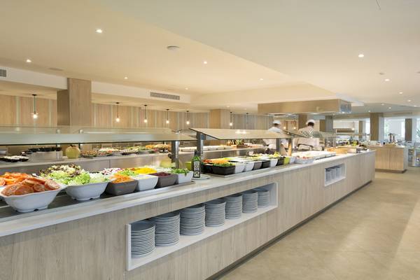 Buffet im HSM Linda Playa Hotel mit verschiedenen Salaten und Platten.