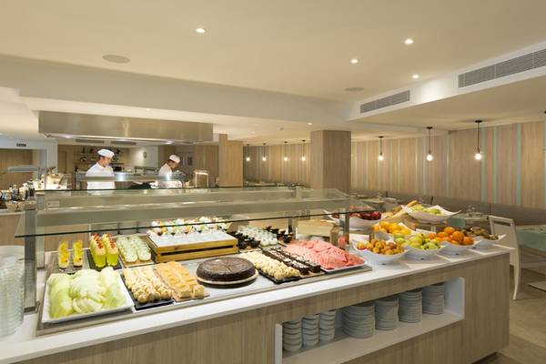 Buffet im HSM Linda Playa Hotel mit verschiedenen Desserts und Früchten.