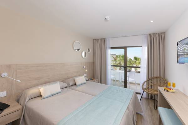 Doppelzimmer im HSM Linda Playa Hotel mit Balkon, zwei Betten, und Frühstücksplatte