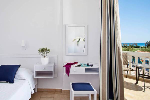 Innenansicht eines Zimmers im Mrs Chryssana Beach Hotel mit Blick auf das Meer.