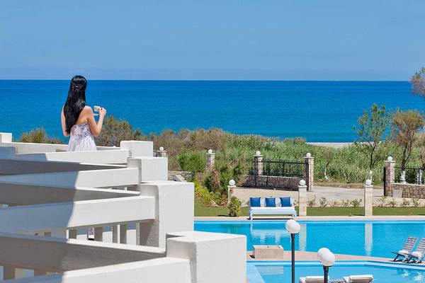 Aussicht von der Terrasse des Mrs Chryssana Beach Hotels auf den Ozean und den Swimmingpool.