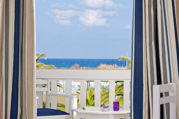 Blick aus dem Balkon des Mrs Chryssana Beach Hotels auf das Meer und die Palmen.