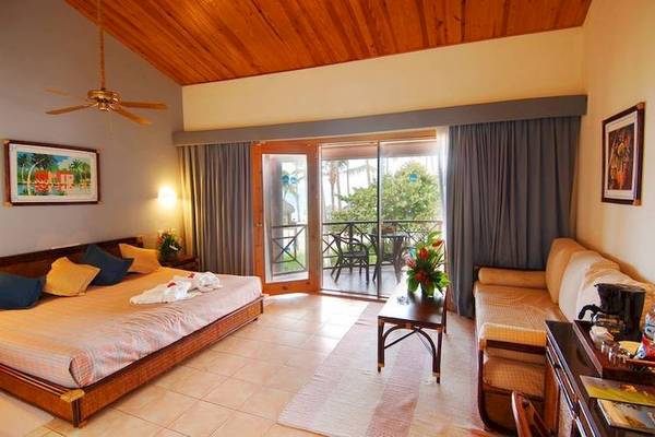 Suite-Zimmer im Dreams Flora Resort & Spa mit Balkon, Bett, Couch und Tisch.