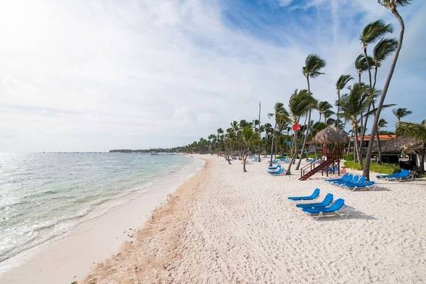 Strand mit weißen Sand, blauen Liegen und Palmen, am Dreams Flora Resort & Spa