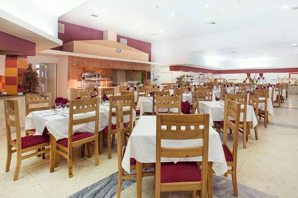 Restaurant im Be Live Experience Las Morlas Hotel mit gedeckten Tischen und Stühlen.