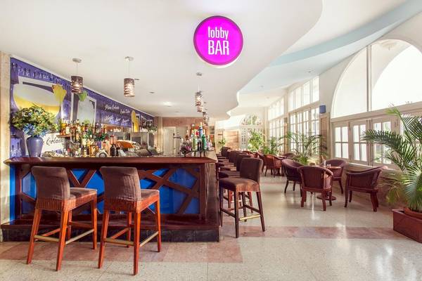 Lobby Bar des Be Live Experience Las Morlas Hotels mit Sitzgelegenheiten und Bar.
